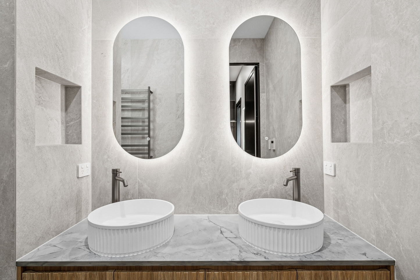 ECLIPSE 4590 Oval LED Mirror